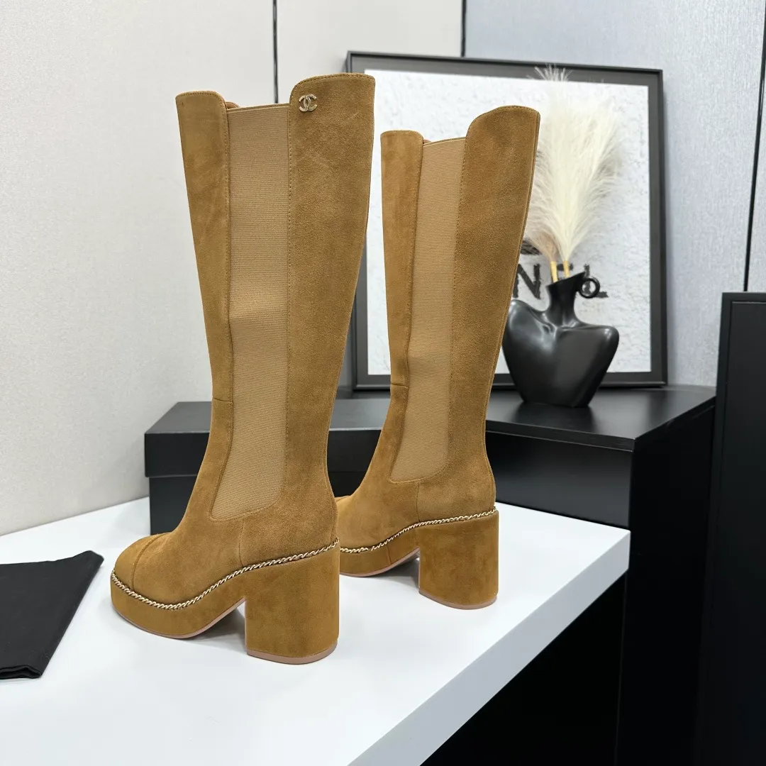 👟👟Ex-factory price 960👟👟 CHANEL Xiaoxiang 2024 autumn and winter sheepskin boots high boots knight boots The version is also the basic version of the Martin boots, neat and handsome. The upper is made of cowhide, super soft against the skin, wide and full, handsome and comfortable. The lining is soft water-dyed cowhide. The sole is original rubber outsole. Exclusive top quality 35-39. 40 customized